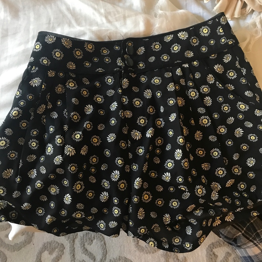H and m daisy shorts high waisted